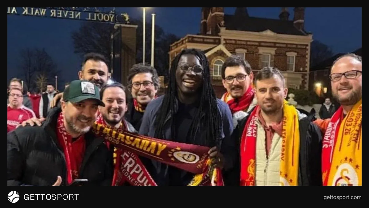Bafetimbi Gomis Galatasaray formasıyla gol sevinci gösteriyor