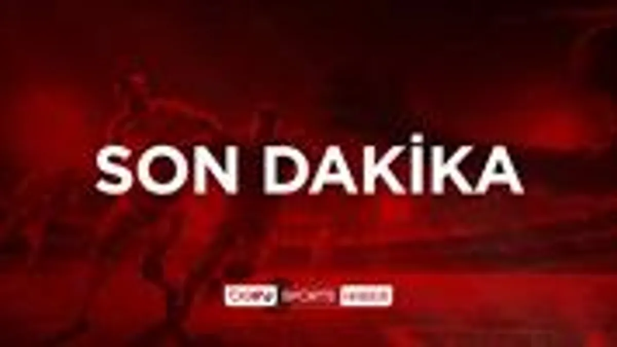 Tümosan Konyaspor kalecisi Bahadır Han Güngördü saha kenarında sedye ile