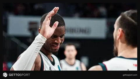 Bahçeşehir Koleji basketbolcuları ve BOSNA BH Telecom Zetra Arena öncesi