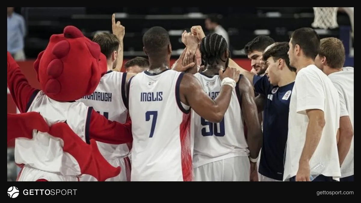 Bahçeşehir Koleji basketbolcuları Sinan Erdem Spor Salonu'nda maç öncesi