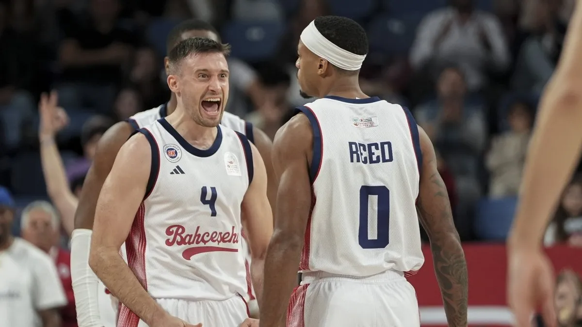 Bahçeşehir Koleji oyuncuları Sinan Erdem Spor Salonu'nda ısınırken