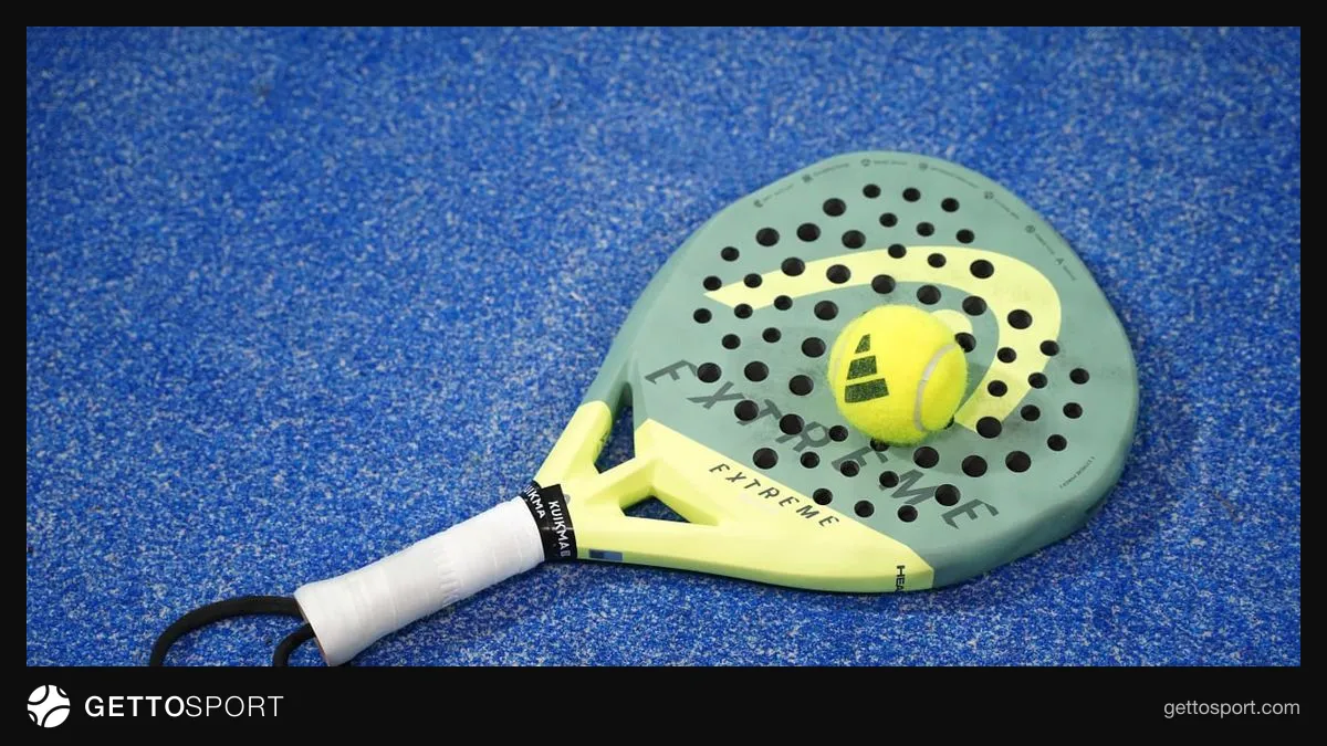 Bakı Tennis Akademiyasında sərt örtüklü kortlarda oynayan tennisçilər