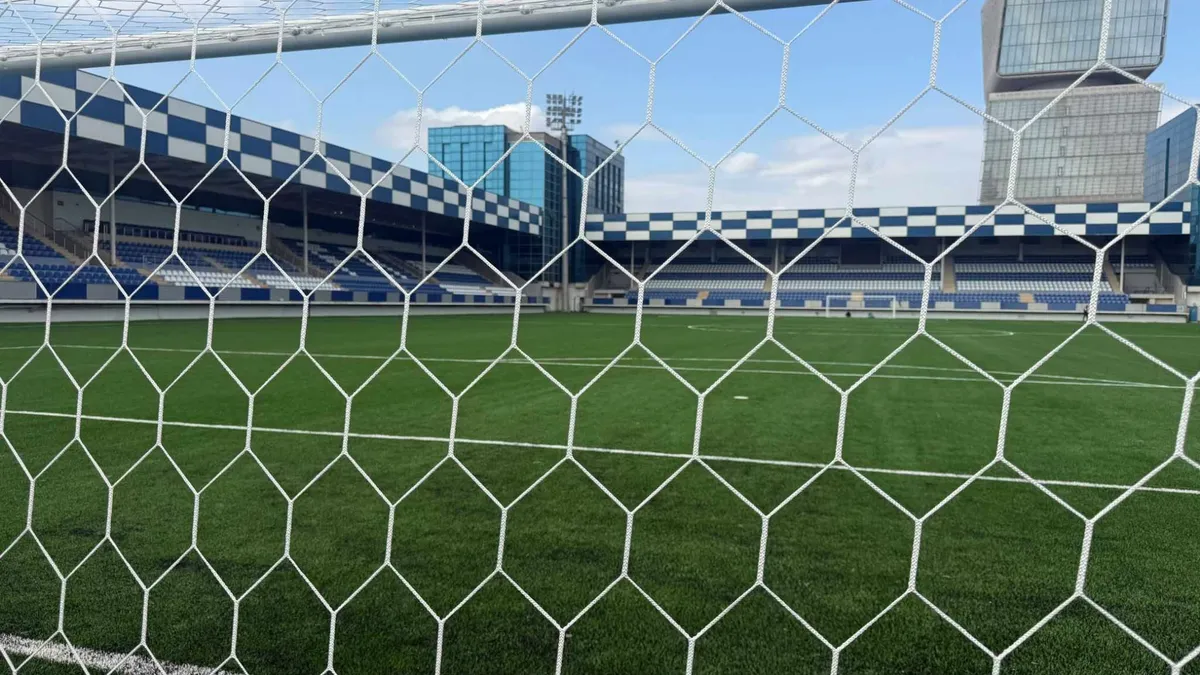 Baku Arena stadionunun göy-ağ fasadı və yenilənmiş tribunaları