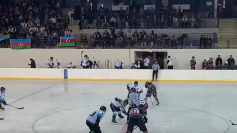 Baku Flames komandası Batumi Ice Arena-da matç zamanı