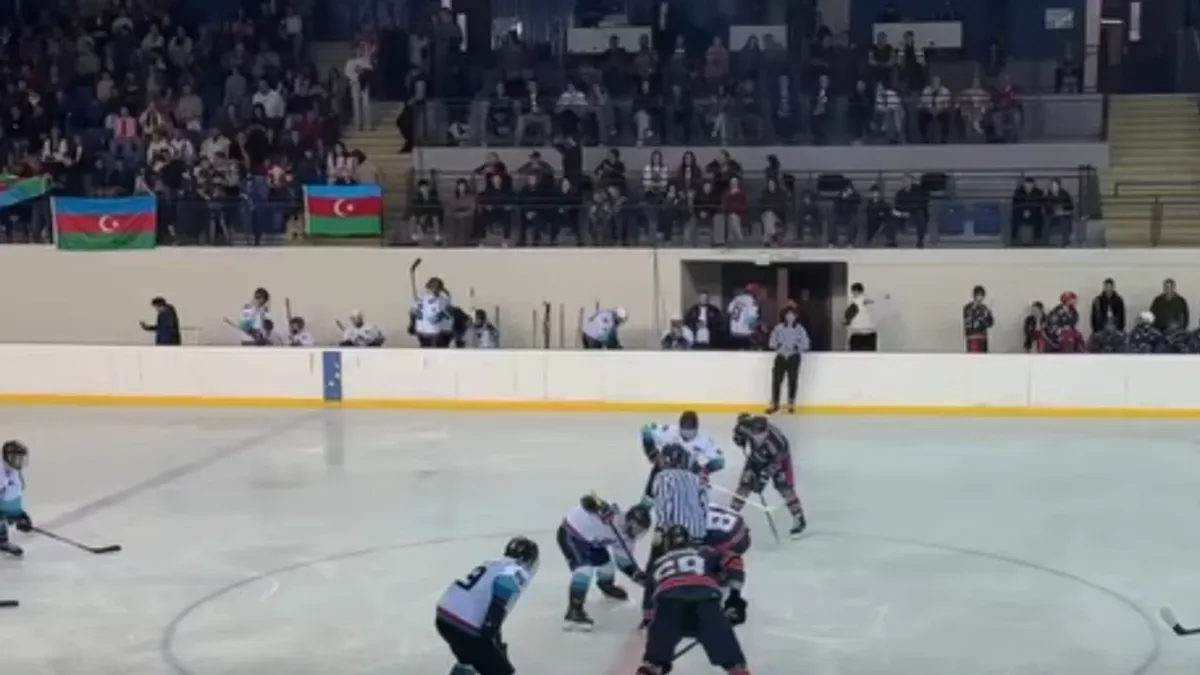 Baku Flames komandası Batumi Ice Arena-da matç zamanı