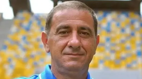 Baku Sporting klub loqosu və məşqçilərdən ikisinin fotosu