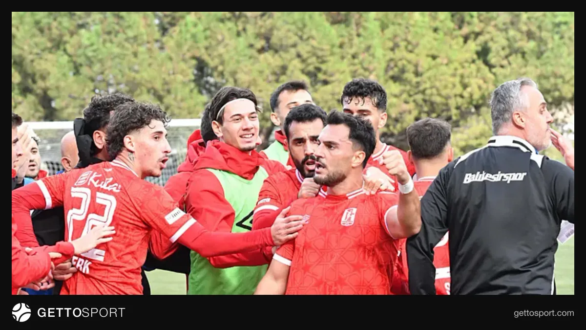 Balıkesirspor futbolcuları sevinçle saha kutluyor