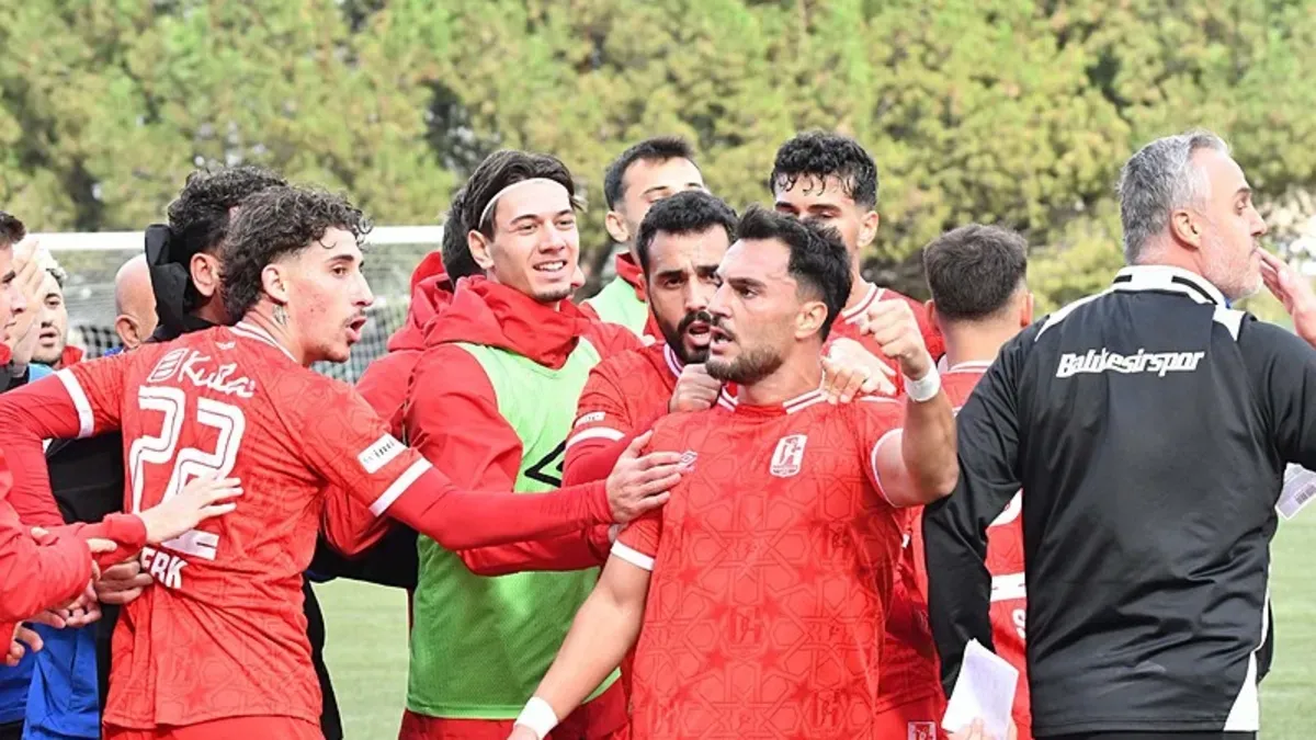 Balıkesirspor formasıyla Göktuğ Yılmaz gol sevincini kutluyor