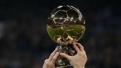 Ballon d'Or ödül töreni için London Palladium girişi ve sahne ışıkları