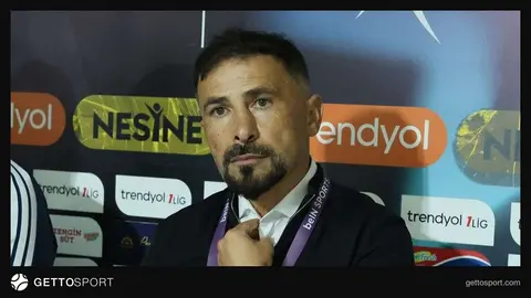 Bandırmaspor teknik direktörü Ertuğrul Arslan basın toplantısında konuşurken