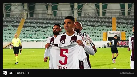 Bandırmaspor oyuncuları Tolga Kalender formasını tribüne gösterirken