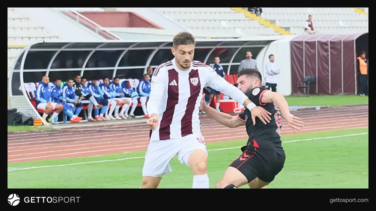 Bandırmaspor ve Sivasspor oyuncuları top için mücadele ederken