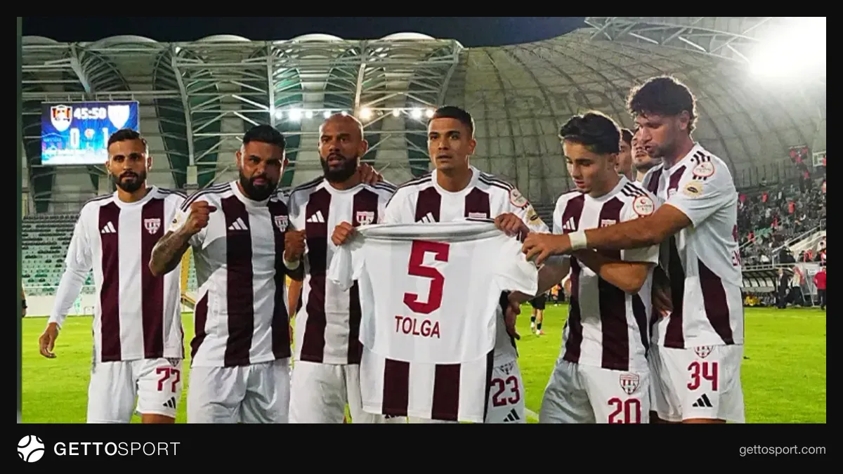 Bandırmaspor oyuncuları Kerem Dönertaş gol sevinci
