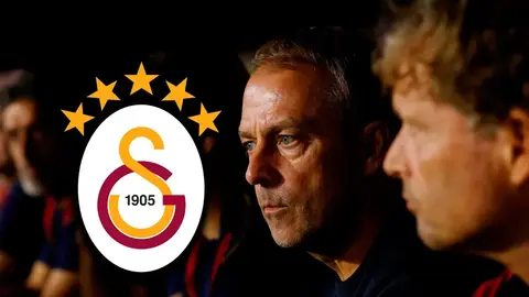 Hansi Flick oyuncularına talimat verirken, Barcelona forması