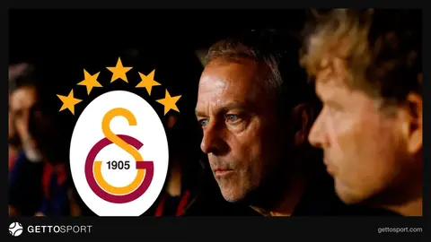 Hansi Flick oyuncularına talimat verirken, Barcelona forması
