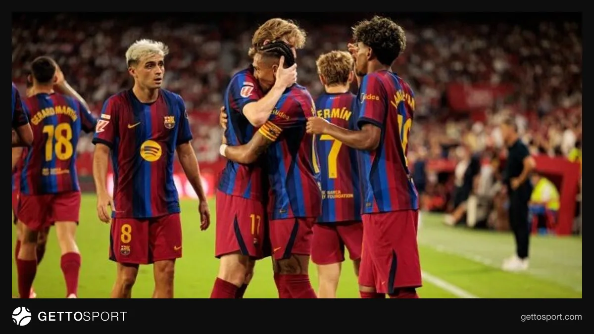 Barcelona teknik direktörü Hansi Flick oyuncularla sahada talimat verirken