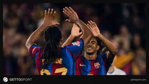 Barcelona oyuncuları gol sevincini kutluyor, tribünler dolu
