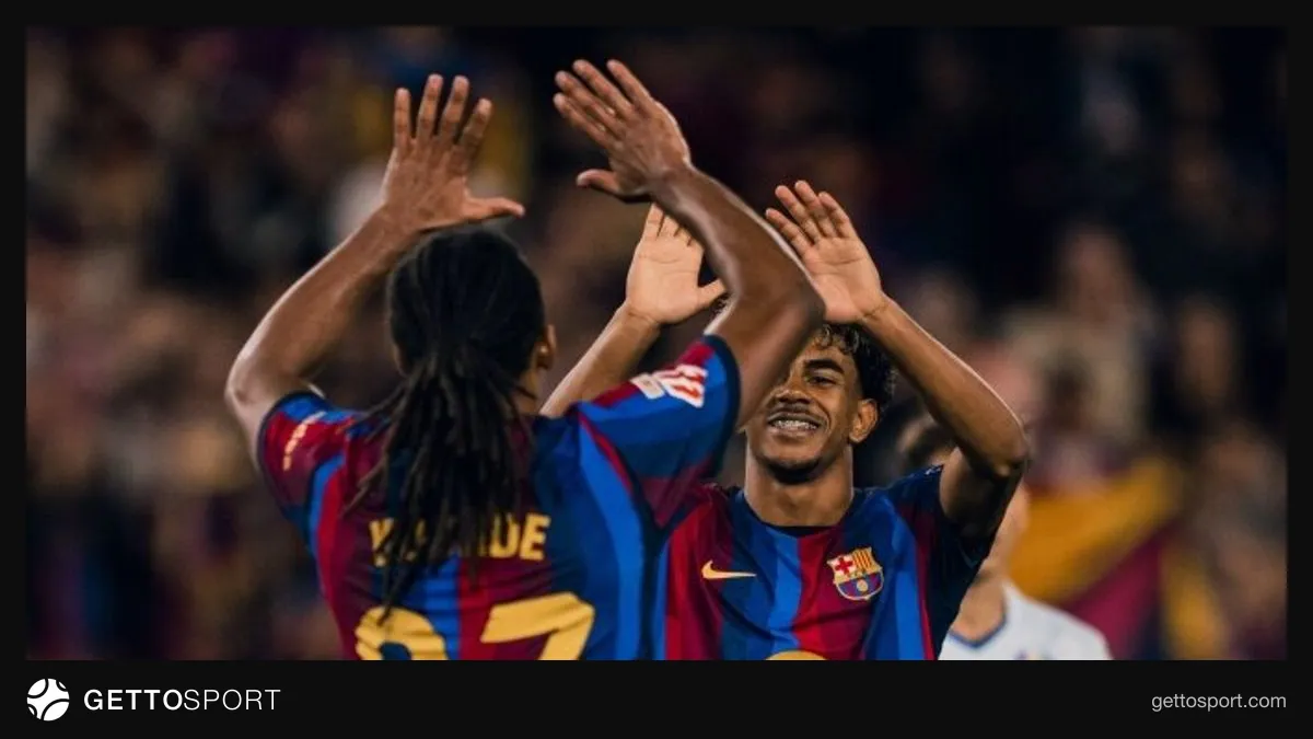 Barcelona oyuncuları gol sevincini kutluyor, tribünler dolu
