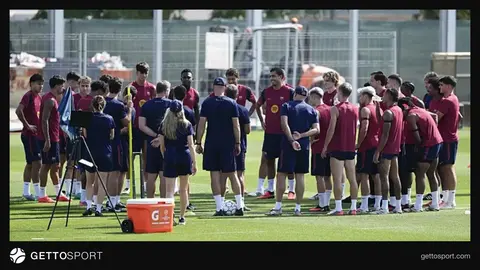 Barcelona oyuncuları maç sırasında kahverengi tribünler önünde