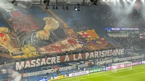 Parc des Princes tribününde tartışmalı koreografi ve Barcelona armasının görseli