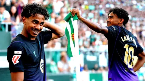 Estadio de La Cartuja'da Barcelona oyuncuları gol sevinci