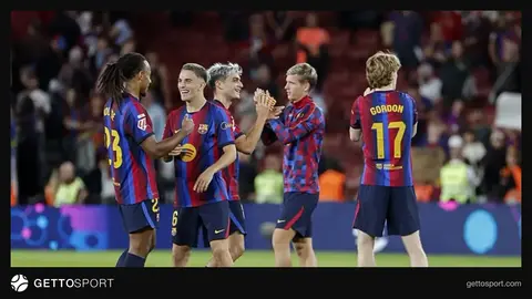 FC Barcelona oyuncuları İstanbul gelişini kutlarken takım otobüsü veya havaalanında