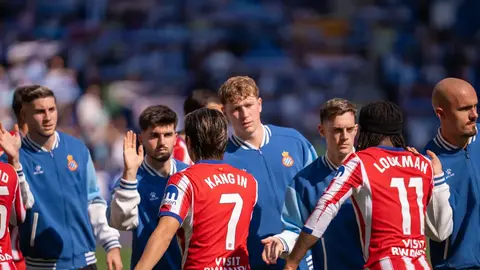 Stadion qarşılaşması üçün hazırlıq görən Barcelona və Atletico loqoları