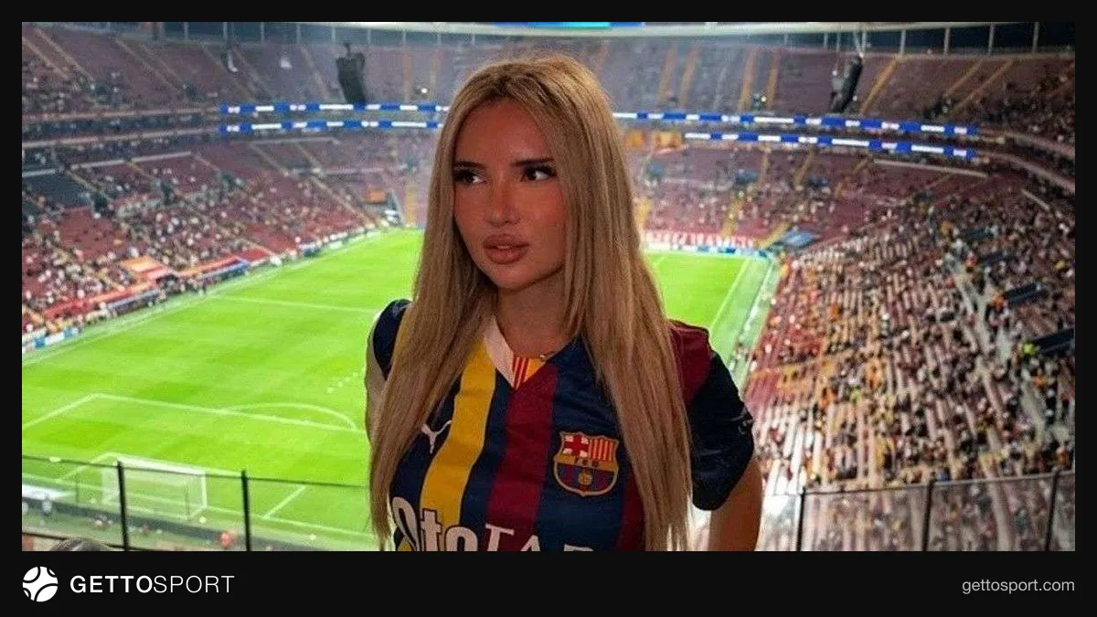 Yarı Fenerbahçe yarı Barcelona forması giymiş bir kadın taraftar tribünde