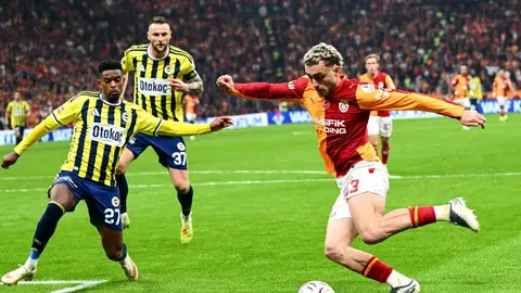 Barış Alper Yılmaz forma giymiş halde asist yaparken maç anı