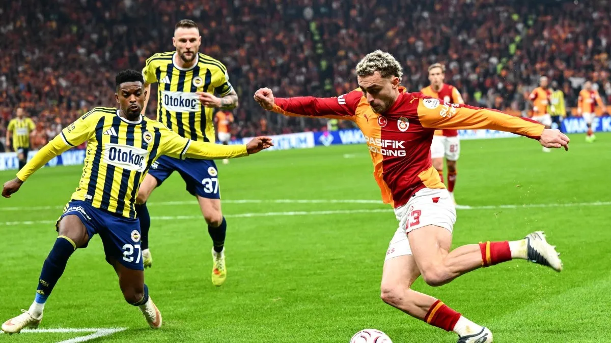 Barış Alper Yılmaz forma giymiş halde asist yaparken maç anı