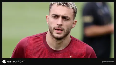 Galatasaray formasıyla top sürerken Barış Alper Yılmaz