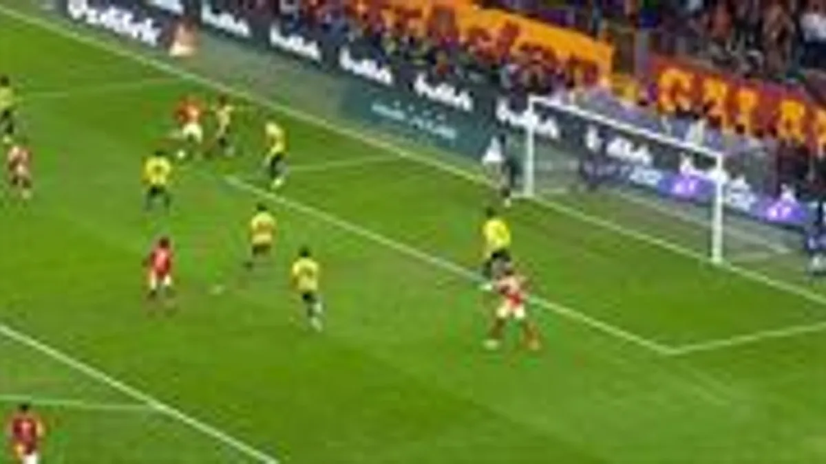 Barış Alper Yılmaz'ın şutunu çıkaran Ederson ile Osimhen'in pozisyonu