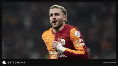 Barış Alper Yılmaz tribüne dönüp taraftarları selamlıyor