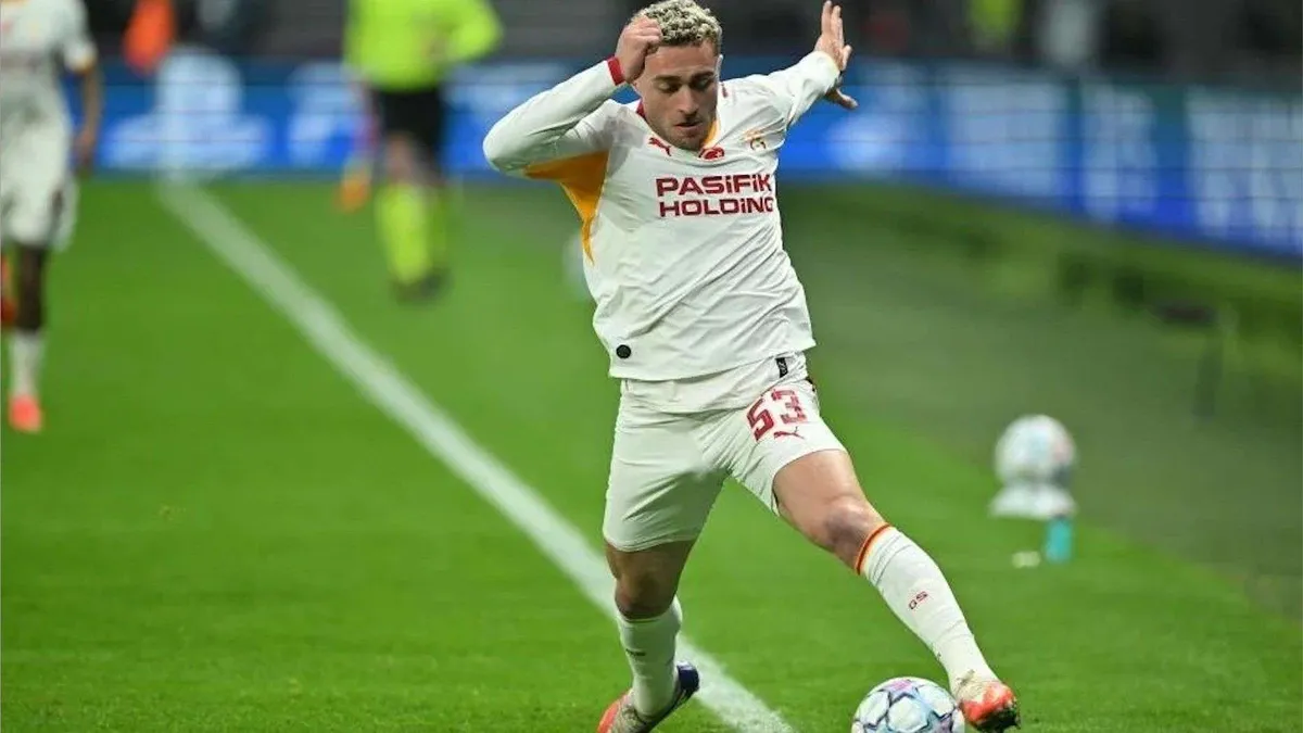 Barış Alper Yılmaz kondisyon çalışırken, Galatasaray formasıyla saha kenarında dinleniyor