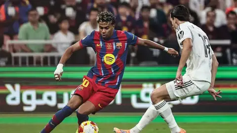 Kamp Nouda topu zərbə edən futbolçu, Barselona – Alaves oyununun afişası