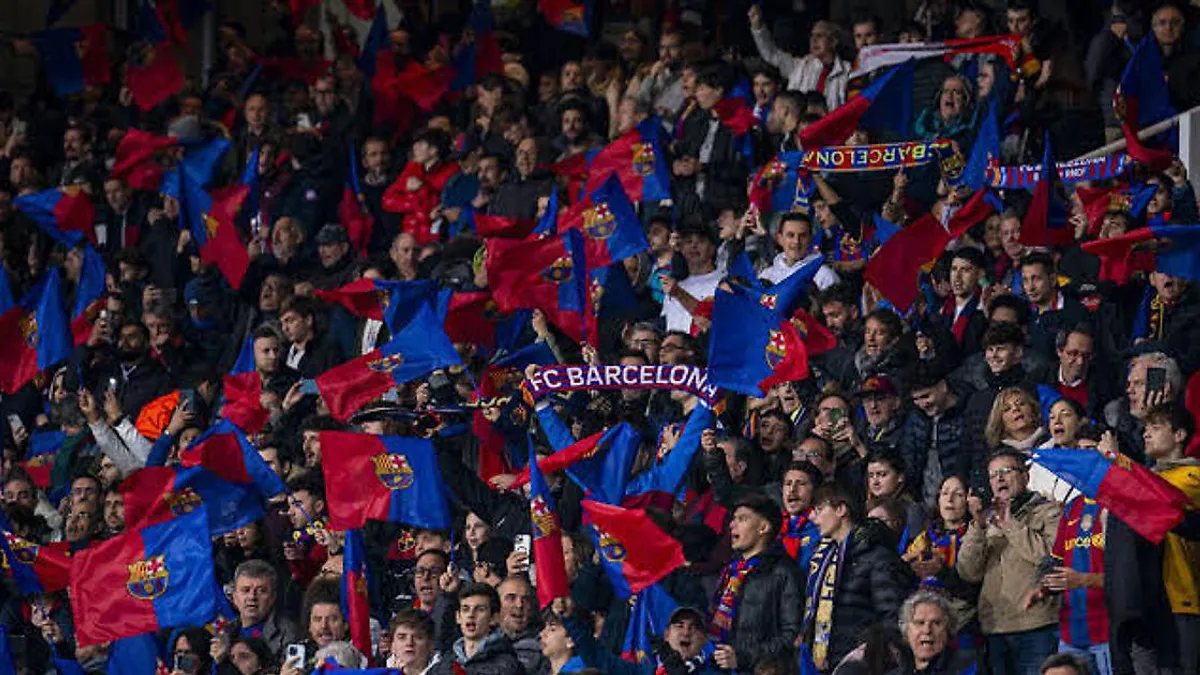 Stadionda azarkeşlər təhqiramiz şüarlar səsləndirərkən görüntü