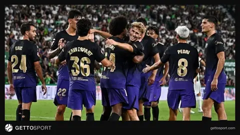 Barcelona loqosu və gənc futbolçuların şəkilləri