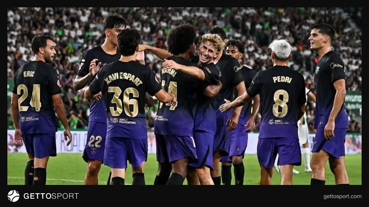 Barcelona loqosu və gənc futbolçuların şəkilləri