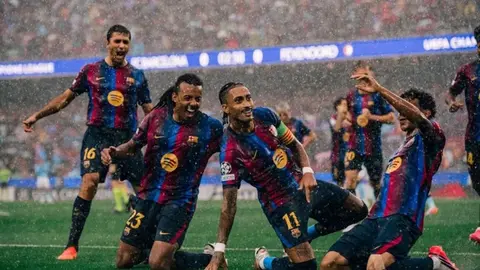 Hans-Diter Flik və Barselona futbolçuları meydanda qələbəni qeyd edirlər