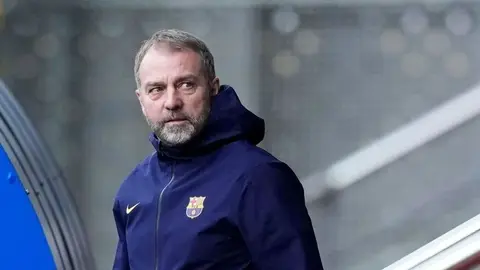 Hans-Diter Flik matçdan sonra jurnalistlər qarşısında