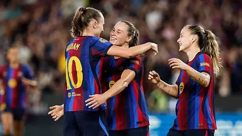 Barselona qadın futbol komandası oyun zamanı sevinclə qeyd edir