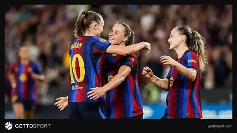 Barselona qadın futbol komandası oyun zamanı sevinclə qeyd edir