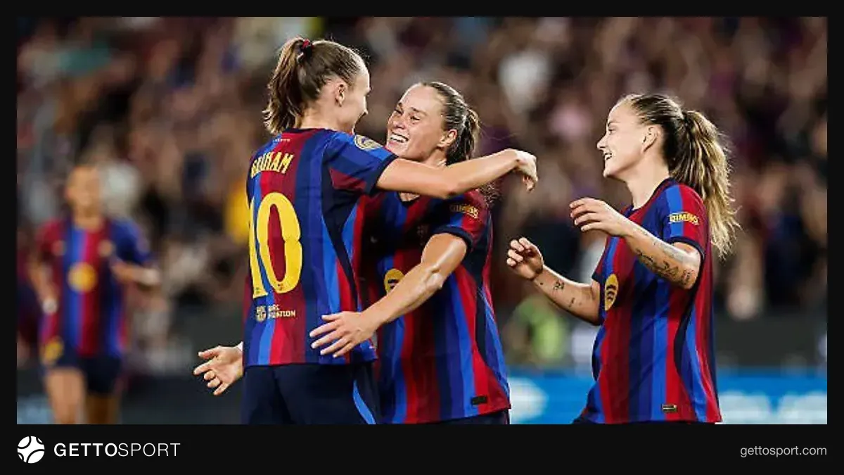 Barselona qadın futbol komandası oyun zamanı sevinclə qeyd edir