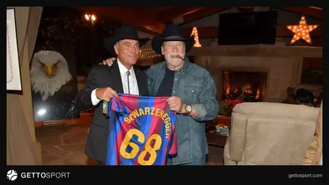 Rafael Yuste Arnold Şvartseneggerə formanı təqdim edir