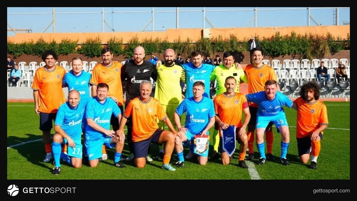 Başakşehir ve Zenit veteranları dostluk maçında sahada, Göksel Gümüşdağ ve Mesut Özil kenarda