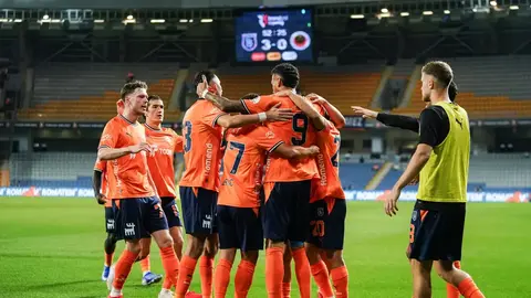 Başakşehir futbolcuları antrenmanda saha kenarında hazırlık yapıyor