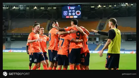 Başakşehir futbolcuları antrenmanda saha kenarında hazırlık yapıyor
