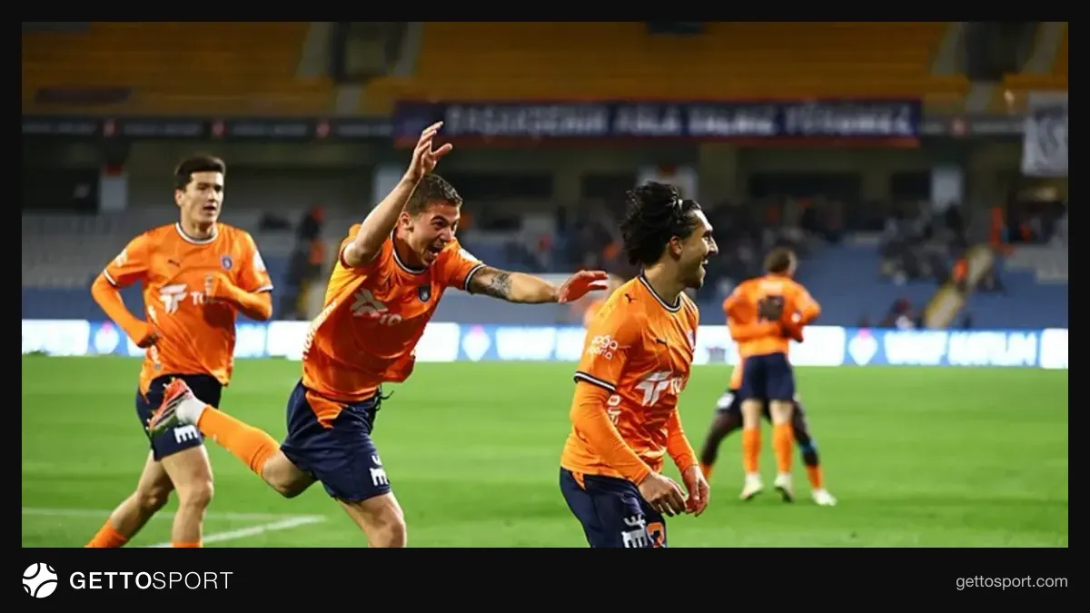 İstanbul Başakşehir oyuncuları gol sevinci yaşarken stadyum görüntüsü