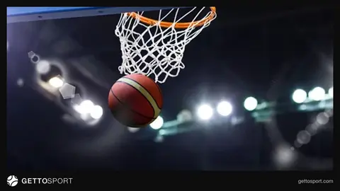 Ülker Altyapı Salonları'nda genç basketbolcular maç öncesi ısınırken
