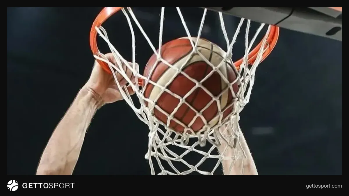 Basketbol sahasında oyun, taraftarlar ve maç programı panosu